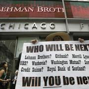 September 2008: Kvinna protesterar utanför Lehman Brothers huvudkvarter i New York.