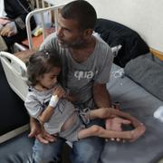 3-åriga Hana al-Rai vårdas på sjukhus i Dayr al-Balah i Gaza i början av juni. 