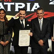 Abelardo de la Espriella (mitten) tillsammans med bland andra vicepresident José Manuel Restrepo (höger).