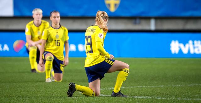 Svenska damlandslaget knäböjer inför match.  Adam Ihse/TT / TT NYHETSBYRÅN