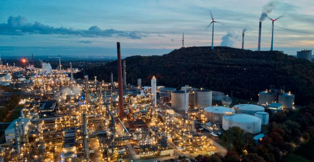 Oljeraffinaderi och vindkraftverk i tyska Gelsenkirchen. Michael Sohn / AP