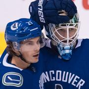 Loui Eriksson gratulerar målvakten Thatcher Demko efter matchen.