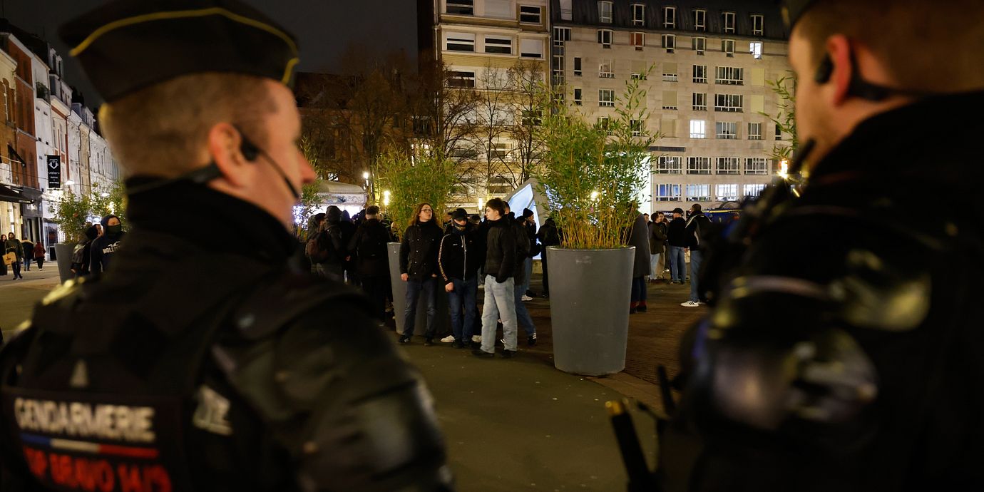 Människor samlas i Lille på onsdagskvällen till minne av Quentin Deranque, 23 år, som dog av sina skador efter dödsmisshandeln. 