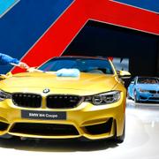 En BMW M4 Coupé sammas under bilmässan.