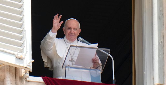 Påven hälsade på människor tidigare under söndagen.  Alessandra Tarantino / TT NYHETSBYRÅN