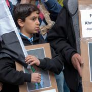 Pojkar deltar i demonstration till stöd för Ahmed Mansour i Berlin på söndagen