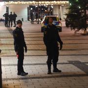 Polis i Rinkeby efter skjutningen.