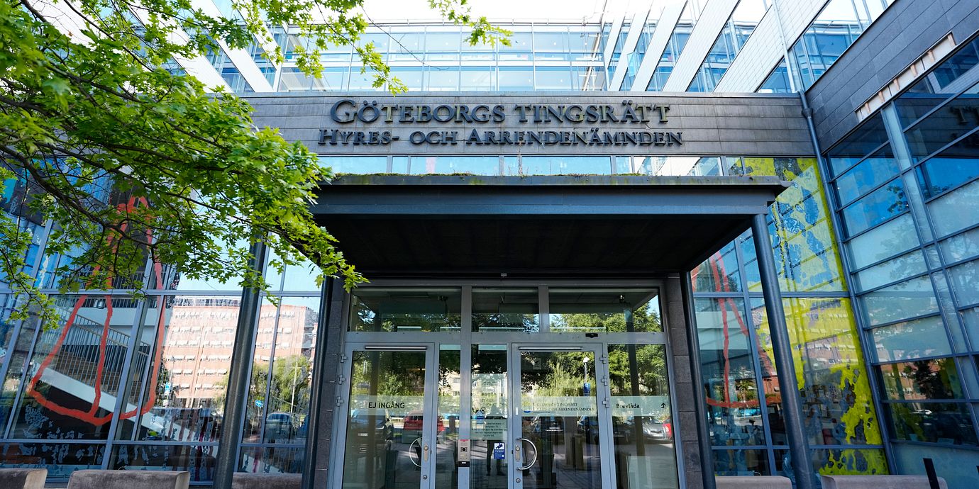 Lotsen och kaptenen som befann sig ombord fraktfartyget när dödsolyckan inträffade dömdes i Göteborgs tingsrätt under onsdagen.