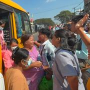 Fångar välkomnas av familjemedlemmar i Yangon, Myanmar 2023.