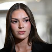 Sarah Dzafce attends vid en pressträff i Helsingfors.