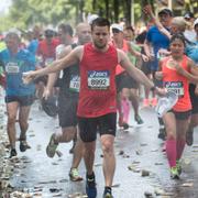 Vätskekontroll på Valhallavägen i förra årets upplaga av Stockholm Marathon.