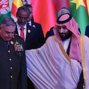 Mohammed bin Salman hjälper den jordanske generalen Mahmoud Freihat under en fotografering på söndagen.