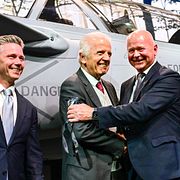 Sveriges försvarsminister Pål Jonson, Brasiliens försvarsminister José Múcio Monteiro Filho och Micael Johansson, vd för Saab firar att det första tvåsitsiga exemplaret av JAS Gripen F levereras till Brasilien.