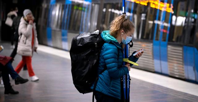 Kvinna med munskydd i kollektivtrafiken. Janerik Henriksson/TT