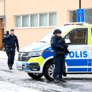 Beväpnade poliser utanför säkerhetssalen vid tingsrättsförhandlingarna. 