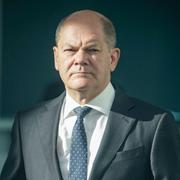 Abu Dhabi National Oil till vänster. Olaf Scholz till höger.