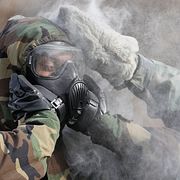 Amerikanska soldater övar på att sanera kemiska föroreningar under en gemensam militärövning med Sydkorea 2023.