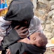 Nyfödda Zahra ammar sin mamma i Aslam, Yemen. 