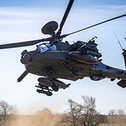En attackhelikopter av typen Apache.