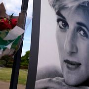 En blombukett bredvid en bild av prinsessan Diana. Arkivbild.