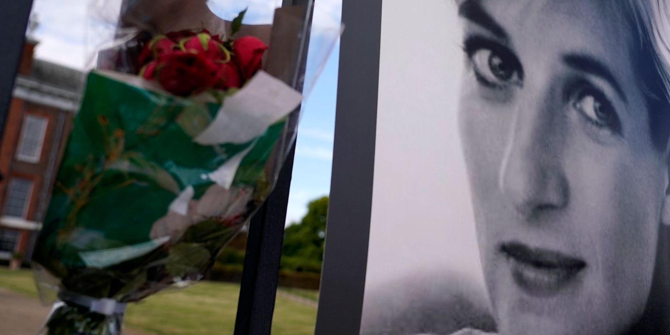En blombukett bredvid en bild av prinsessan Diana. Arkivbild.