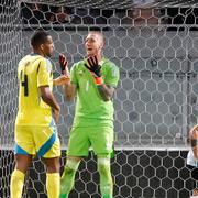 Sveriges Isak Hien och Sveriges målvakt Robin Olsen i torsdagens landskamp i fotboll mellan Portugal och Sverige på Estádio Dom Afonso Henriques i Guimaraes, Portugal.