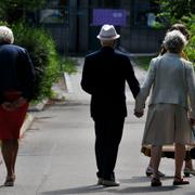 Pensionärer på promenad. 