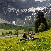 Människor ute i naturen i Schweiz. Illustrationsbild.