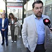 Socialdemokraternas partiledare Magdalena Andersson och Sverigedemokraternas Jimmie Åkesson anländer till torsdagens partiledardebatt i TV4.