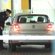 Polisen undersöker en bil utanför akutmottagningen vid Universitetssjukhuset