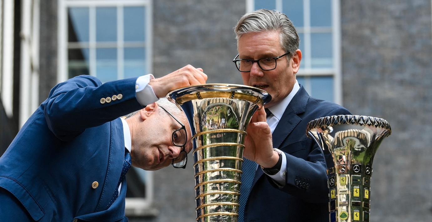 Keir Starmer inspekterar en F1-pokal utanför 10 Downing street i London. 