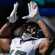 Philadelphia Eagles Nakobe Dean är en av dem som poserar ihop med Mohamed Coulibaly i sociala medier. Han står också listad som en samarbetspartner. Dean vill inte kommentera nyheten. Flera andra spelare från Eagles tycks också ha nappat på erbjudandet.
