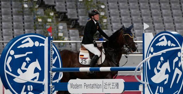 Tyska Annika Schleu som slog sin häst när den vägrade att hoppa över ett hinder under OS i Tokyo. Hassan Ammar / TT NYHETSBYRÅN