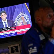 Investerare på Wall Street med Federal Reserve-chefen Kevin Warsh på tv-skärmen. Arkivbild.