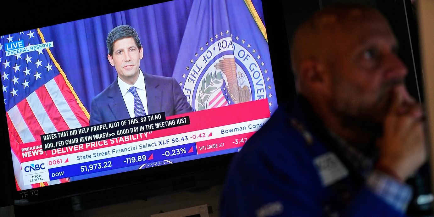 Investerare på Wall Street med Federal Reserve-chefen Kevin Warsh på tv-skärmen. Arkivbild.