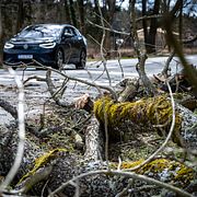 Det kan vara lurigt att köra på mindre vägar i södra Sverige under måndagen.