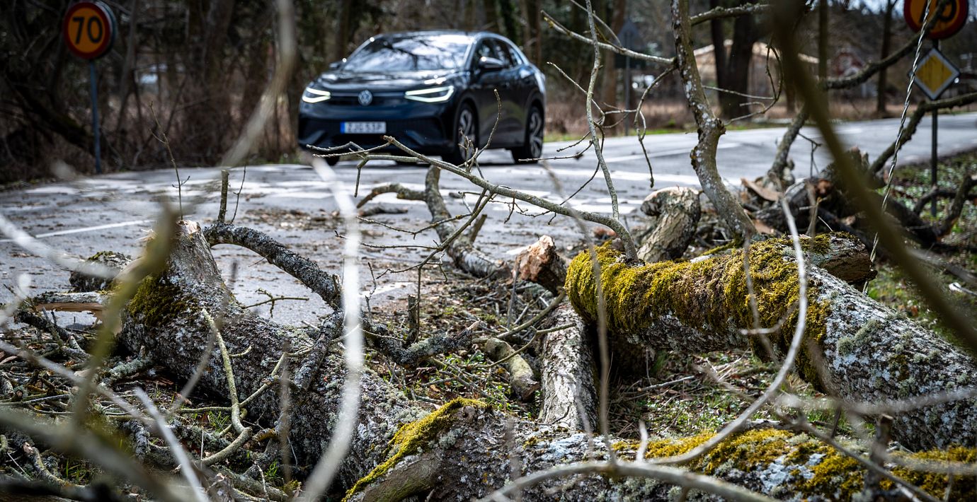 Det kan vara lurigt att köra på mindre vägar i södra Sverige under måndagen.