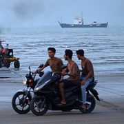 Folk kör runt på stranden vid Hormuzsundet.