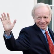 Joe Lieberman lämnar Vita huset efter att ha träffat president Trump på onsdagen.