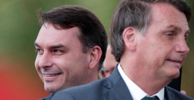 Flavio och Jair Bolsonaro.  UESLEI MARCELINO / REUTERS