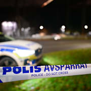 Polisinsats på platsen där en man i 20-årsåldern tros ha attackerats i Gröndal i Stockholm. 