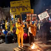 Israeliska protester utanför Netanyahus bostad på söndagen. 