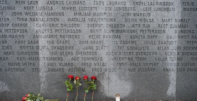 Blommor och ljus vid minnesmonumentet på Djurgården. Janerik Henriksson/TT / TT NYHETSBYRÅN