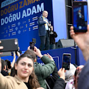 Recep Tayyip Erdogan talar inför anhängare.  Henrik Montgomery/TT