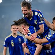 Viktor Gyökeres kramas om.