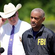 FBI-agenten James Smith och lokale sheriffen Greg Capers. 