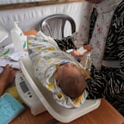 En bebis vägs av en läkare på en klinik som drivs av Läkare utan gränser nära Khan Yunis i Gaza. 