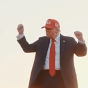 Zara Larsson, till höger president Donald Trump på en skärmdump från Vita husets Tiktokkonto. 