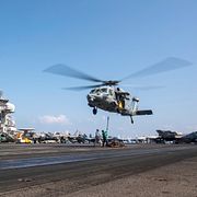 Helikopter landar på USS Carl Vinson som operererar i Mellanöstern.