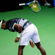 Mikael Ymer kastar sitt racket i marken som går sönder och flyger iväg